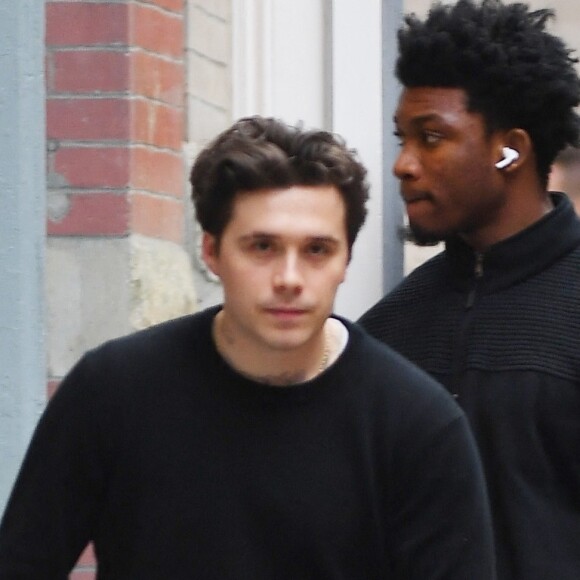 Exclusif - Brooklyn Beckham et sa femme Nicola Peltz font du shopping avec leur chien à New York le 3 mai 2023. 