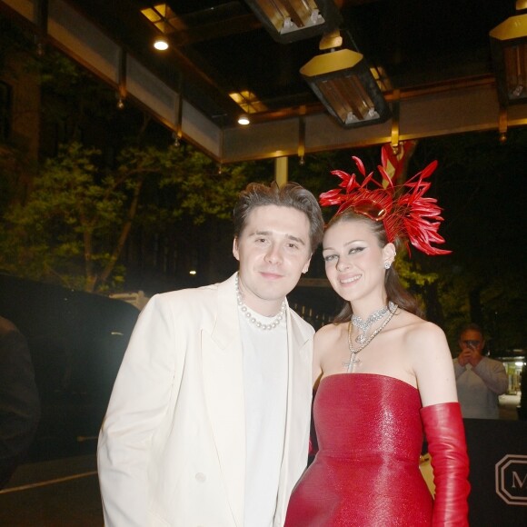 Brooklyn Beckham et sa femme Nicola Peltz à la sortie de l'hôtel "The Mark" pour se rendre à la soirée du "MET Gala 2023" à New York City, New York, Etats-Unis, le 1er mai 2023. 