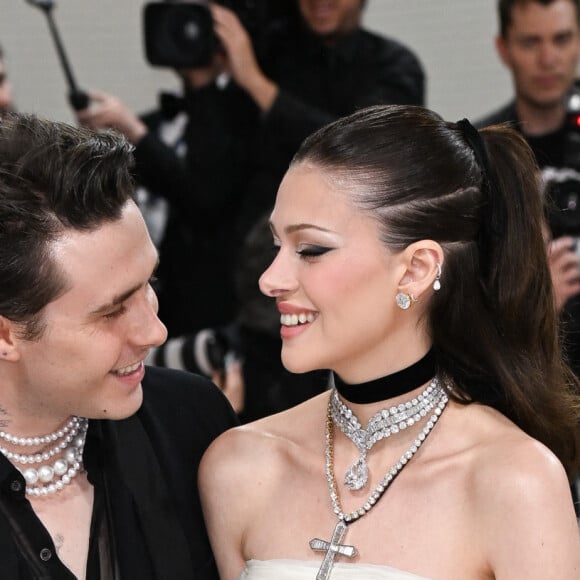 Brooklyn Beckham et Nicola Peltz Beckham - Les célébrités arrivent à la soirée du "MET Gala 2023" à New York, le 1er mai 2023. 