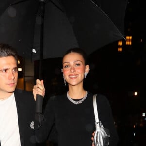 Brooklyn Beckham et sa femme Nicola Peltz quittent une soirée Nordstrom par une pluie battante à New York, États-Unis le 29 Avril 2023. 