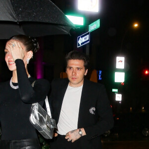 Brooklyn Beckham et sa femme Nicola Peltz vont dîner par une pluie battante dans New York, États-Unis le 29 Avril 2023. 