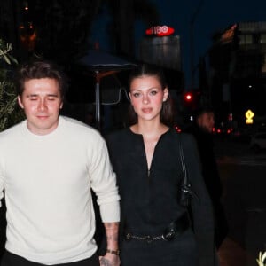 Exclusif - Brooklyn Beckham et sa femme Nicola Peltz sont allés dîner avec Dixie D'Amelio au restaurant Lavo à West Hollywood le 30 mars 2023. 