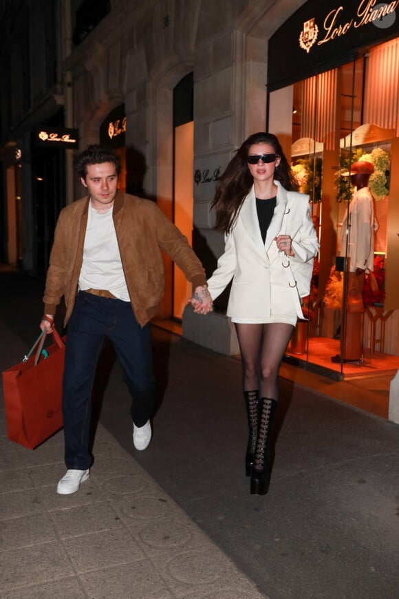 Exclusif - Brooklyn Beckham et sa femme Nicolas Peltz font du shopping Avenue Montaigne à Paris le 6 mars 2023. 