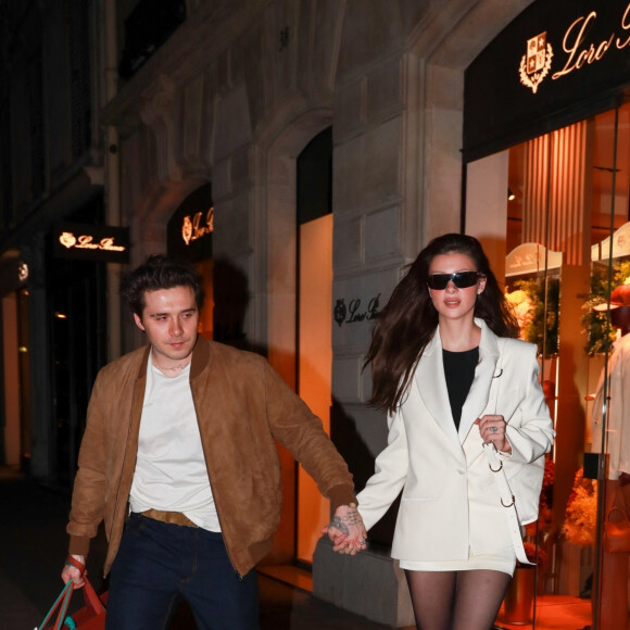 Exclusif - Brooklyn Beckham et sa femme Nicolas Peltz font du shopping Avenue Montaigne à Paris le 6 mars 2023. 