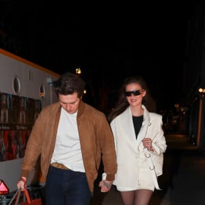 Exclusif - Brooklyn Beckham et sa femme Nicolas Peltz font du shopping Avenue Montaigne à Paris le 6 mars 2023. 