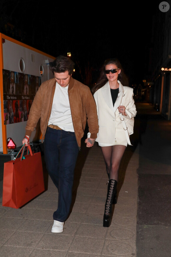 Exclusif - Brooklyn Beckham et sa femme Nicolas Peltz font du shopping Avenue Montaigne à Paris le 6 mars 2023. 