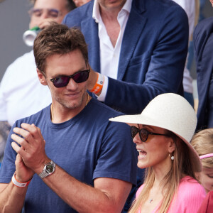 En effet, Tom Brady était venu encourager le Serbe et il s'est visiblement très bien entendu avec sa femme
Tom Brady, Jelena Djokovic - Célébrités en tribunes des Internationaux de France de tennis de Roland Garros 2023 à Paris le 11 juin 2023. © Jacovides-Moreau/Bestimage