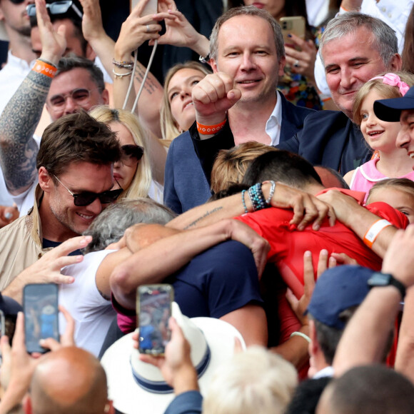 Tom Brady, Novak Djokovic et son clan - Novak Djokovic remporte les Internationaux de France de tennis de Roland Garros 2023 face à Casper Ruud (7-6 [7-1], 6-3, 7-5) à Paris le 11 juin 2023. Novak Djokovic s'adjuge un 23ème titre record en Grand Chelem et dépasse Rafael Nadal, bloqué à 22 titres et forfait cette année. © Jacovides-Moeau/Bestimage