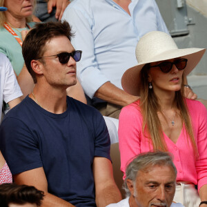 Tom Brady regarde la finale des internationaux de tennis de Roland Garros à côté de Jelena, la femme de N.Djokovic le 11 juin 2023 © Jacovides / Moreau / Bestimage