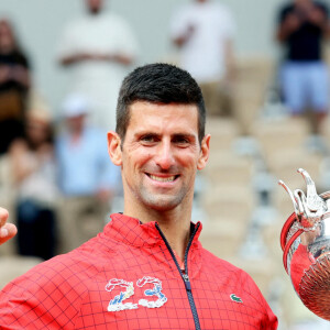 Ce 11 juin, Novak Djokovic a remporté son 23ème titre du Grand Chelem à Roland-Garros
Novak Djokovic - Novak Djokovic remporte les Internationaux de France de tennis de Roland Garros 2023 face à Casper Ruud (7-6 [7-1], 6-3, 7-5) à Paris le 11 juin 2023. Novak Djokovic s'adjuge un 23ème titre record en Grand Chelem et dépasse Rafael Nadal, bloqué à 22 titres et forfait cette année. © Jacovides-Moeau/Bestimage