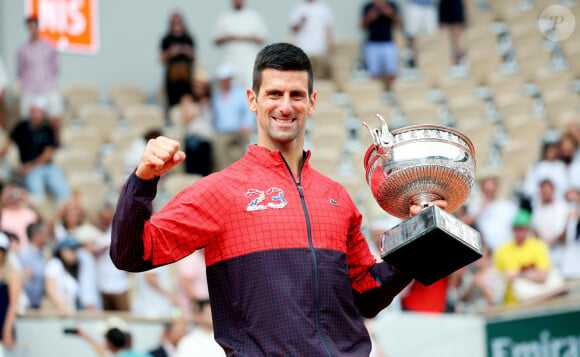 Ce 11 juin, Novak Djokovic a remporté son 23ème titre du Grand Chelem à Roland-Garros
Novak Djokovic - Novak Djokovic remporte les Internationaux de France de tennis de Roland Garros 2023 face à Casper Ruud (7-6 [7-1], 6-3, 7-5) à Paris le 11 juin 2023. Novak Djokovic s'adjuge un 23ème titre record en Grand Chelem et dépasse Rafael Nadal, bloqué à 22 titres et forfait cette année. © Jacovides-Moeau/Bestimage