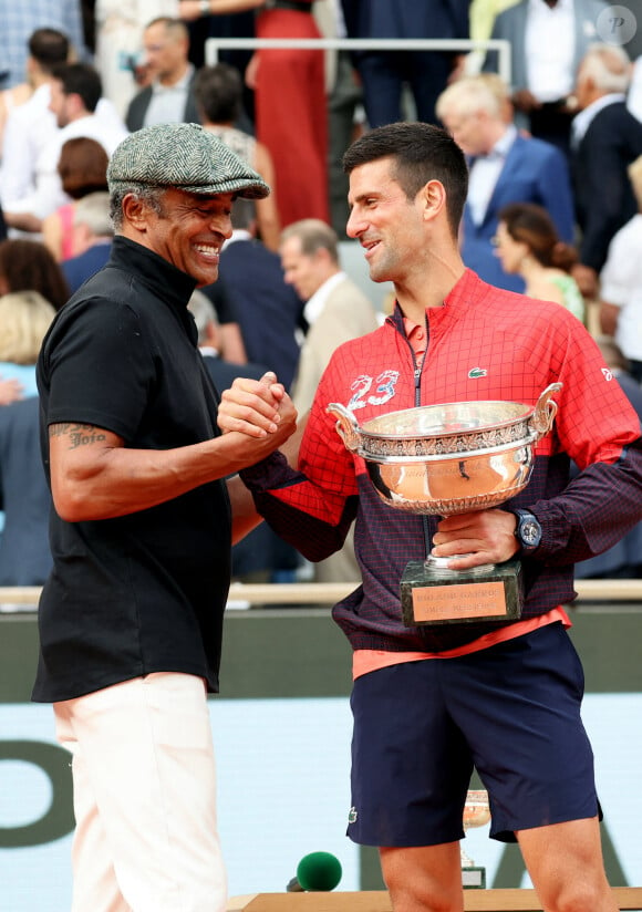 "C'est marrant, j'ai l'impression d'assister à mon enterrement, mais plutôt de manière positive", explique-t-il au micro d'Europe 1
 
Yannick Noah, Novak Djokovic - Novak Djokovic remporte les Internationaux de France de tennis de Roland Garros 2023 face à Casper Ruud (7-6 [7-1], 6-3, 7-5) à Paris le 11 juin 2023. Novak Djokovic s'adjuge un 23ème titre record en Grand Chelem et dépasse Rafael Nadal, bloqué à 22 titres et forfait cette année. © Jacovides-Moeau/Bestimage