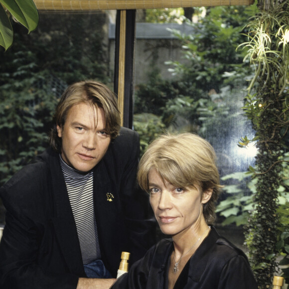 En France, à Paris, Françoise Hardy, en intérieur, dans une veranda de son appartement, donant sur son jardin, en compagnie de Patrick Juvet. En octobre 1991. © Jean Lenoir via Bestimage