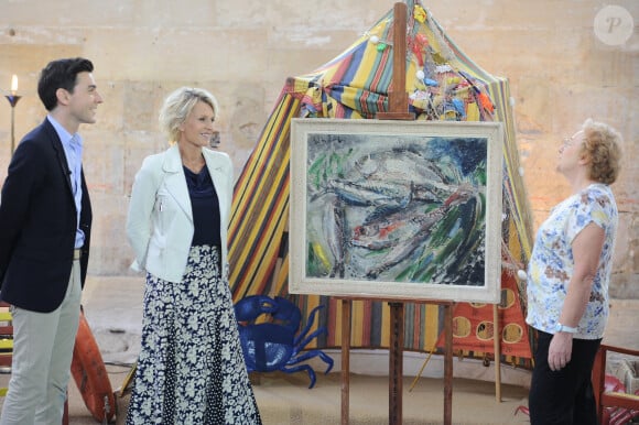 Harold Hessel devra toutefois se faire à l'idée que ce n'est plus avec Sophie Davant qu'il accueillera les vendeurs dans Affaire conclue à la rentrée prochaine.
Exclusif - Sophie Davant, Harold Hessel avec Isabelle qui vend un tableu poisson Gen Paul - Enregistrement de l'émission prime "Affaire conclue" dans les écuries du château de Chantilly, présentée par S.Davant et qui sera diffusée sur France 2 le 15 septembre 2020. Le 9 juillet 2020 © Guillaume Gaffiot / Bestimage