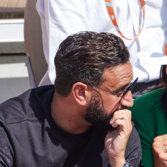 Cyril Hanouna et la joueuse de tennis française Lola Marandel, que l'on vient de lui présenter, en tribunes lors deuxième tour des Internationaux de France de tennis de Roland Garros 2023 opposant Stanislas (Stan) Wawrinka à Thanasi Kokkinakis, à Paris, France, le 31 mai 2023. Lola est une amie du joueur de tennis Suisse Stanislas (Stan) Wawrinka. © Jacovides-Moreau/Bestimage