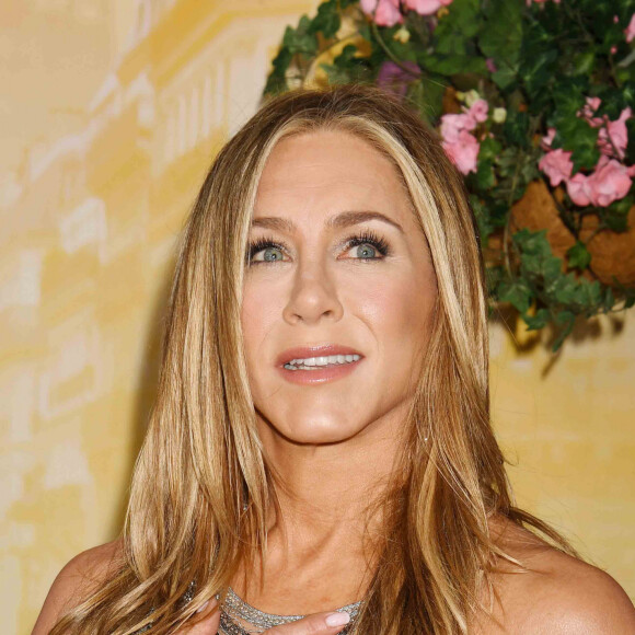 "Elle est bien dans sa peau. Elle est heureuse, elle est en forme et elle est complètement comblée côté carrière, côté famille et amis."
Jennifer Aniston à la première du film "Murder Mystery 2" à Los Angeles, le 28 mars 2023.