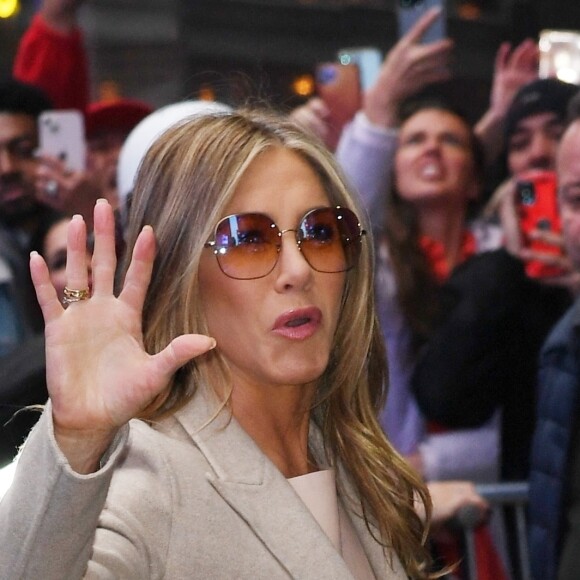 "Elle ressent, dans ses tripes, qu'elle finira par rencontrer la bonne personne. Mais elle ne va pas se mettre la rate au court-bouillon si ça n'arrive pas."
Jennifer Aniston arrive à l'émission matinale "Good Morning America" pour la promotion du film Netflix "Murder Mystery 2" à New York City, New York, Etats-Unis, le 22 mars 2023.