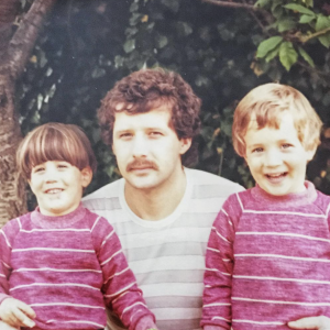 En partageant de tendres souvenirs de leur enfance joyeuse.
Emmanuel Moire partage une photo souvenir avec son frère jumeau, mort dans un tragique accident de voiture - Instagram