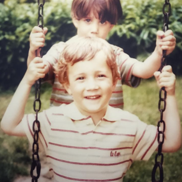 Emmanuel Moire lui rend souvent hommage sur ses réseaux sociaux.
Emmanuel Moire partage une photo souvenir avec son frère jumeau, mort dans un tragique accident de voiture - Instagram