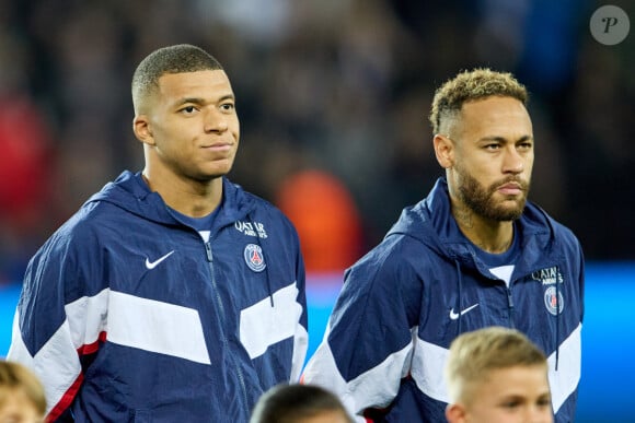 Kylian Mbappé et Neymar JR lors du match retour de Ligue Des Champions 2022 (LDC) entre le PSG et Benfica (1-1) au Parc des Princes à Paris le 11 octobre 2022. © Cyril Moreau/Bestimage