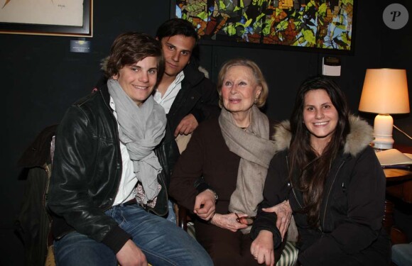Michèle Morgan entourée de sa soeur et ses petits-enfants pour ses 90 ans, à Paris, le 1er mars 2010 !