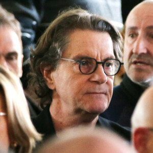 Voilà bien longtemps qu'il a fait une croix sur une vie pleine de paillettes.
Francis Cabrel - Les célébrités rendent un dernier hommage au comédien, dramaturge et metteur en scène français Roger Louret en la salle du Magre à Monclar © Patrick Bernard/Bestimage