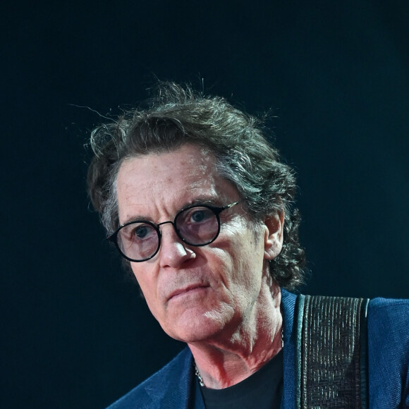 Le chanteur s'est effectivement installé dans le petit village d'Astaffort, près d'Agen, dans le Lot-et-Garonne.
Francis Cabrel sur la scène du festival des Francofolies 2021 à la Rochelle, le 12 juillet 2021.
