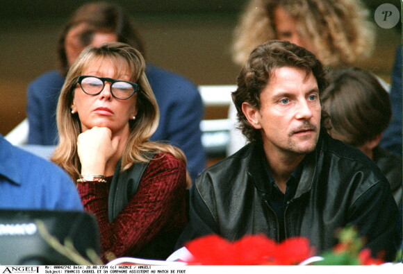 Le chanteur y enregistre désormais ses albums. Il est également à la tête de deux associations culturelles.
Francis et Mariette Cabrel assistent à un match de football.