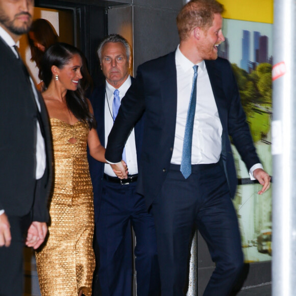 Mais de l'autre côté de l'Atlantique, Meghan Markle a l'air morose.
Le prince Harry, duc de Sussex et Meghan Markle, duchesse de Sussex, et sa mère Doria Ragland, à la sortie de la cérémonie des "Women of Vision Awards" au Ziegfeld Theatre à New York, le 16 mai 2023. 