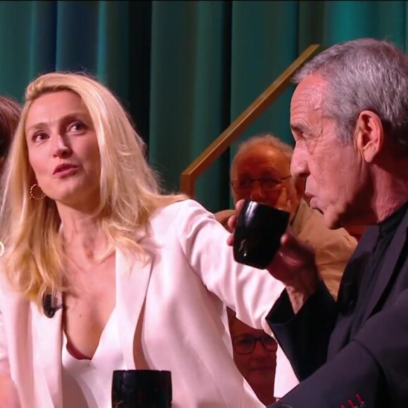 L'actrice et le journaliste étaient les invités de Léa Salamé de "Quelle époque !".
Julie Gayet et Thierry Adisson règlent leurs comptes dans "Quelle époque !", le 17 juin 2023.