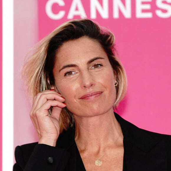 Alessandra Sublet quitte les plateaux télé - Alessandra Sublet - Arrivées au photocall de la cérémonie de clôture sur le pink carpet de la 5ème édition du Festival International Canneseries à Cannes le 6 avril 2022. © Norbert Scanella / Panoramic / Bestimage 