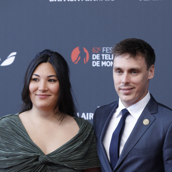 "1ʳᵉ fête de mon papa. Je t'aime, Victoire", peut-on lire sur le body du bébé. 
Louis Ducruet et Marie Ducruet sur le tapis rouge du photocall de la cérémonie d'ouverture du 62ᵉ Festival de Télévision de Monte-Carlo, à Monaco, le 16 juin 2023.
© Denis Guignebourg/Bestimage