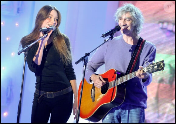 Heureusement, Carla Bruni est une amie de très longue date ! 
Louis Bertignac et Carla Bruni - Enregistrement de l'émission "Vivement Dimanche" . © Guillaume Gaffiot/Bestimage