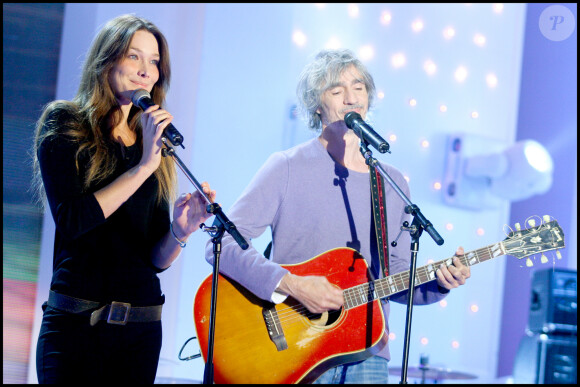 Louis Bertignac et Carla Bruni - Enregistrement de l'émission "Vivement Dimanche" . © Guillaume Gaffiot/Bestimage