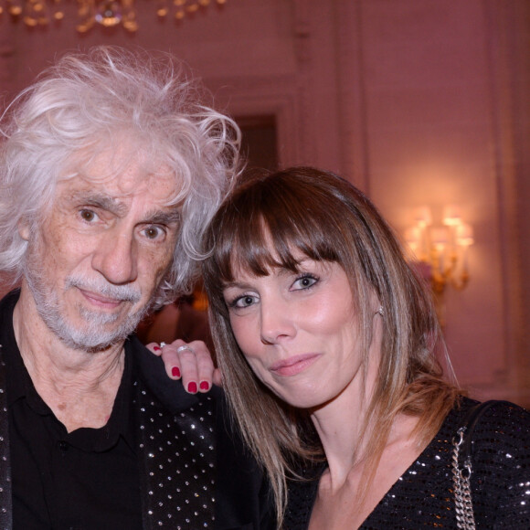 Louis Bertignac et sa femme Laetitia Brichet lors du photocall et du cocktail de la soirée des "Stéthos d'or 2023" à l'hôtel Four Seasons George V à Paris, France, le 27 mars 2023. © Bellak-Guirec/Bestimage 