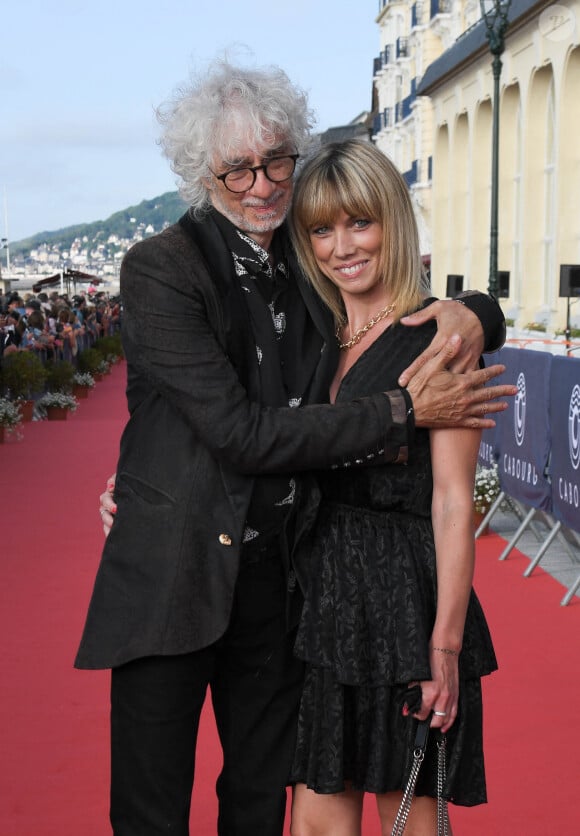 Louis Bertignac et sa compagne Laetitia Brichet - People sur le tapis rouge lors du 35ème festival du film de Cabourg le 11 juin 2021 © Coadic Guirec / Bestimage 