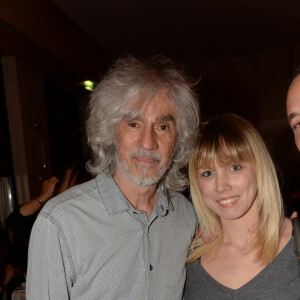 Exclusif - Louis Bertignac et sa compagne Laeticia lors de la soirée d'inauguration (cocktail dînatoire) du nouveau restaurant, méditerranéen, de la salle Pleyel, le Noto, à Paris, France, le 29 mars 2017. Benjamin Patou et Cyril Colbeau-Justin ont su s'entourer des meilleurs pour Noto. L'architecte L. Gonzalez et l'instigateur du projet B. Patou ont entrecroisé leurs inspirations et leurs imaginaires pour créer Noto. Au piano, le chef P. Charvet. © Rachid Bellak/Bestimage 