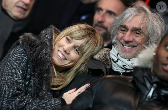 Louis Bertignac et sa compagne Laeticia - People au quart de finale de la Coupe de France de football entre le PSG et l'AS Monaco (2-0) au Parc des Princes à Paris le 4 mars 2015. 