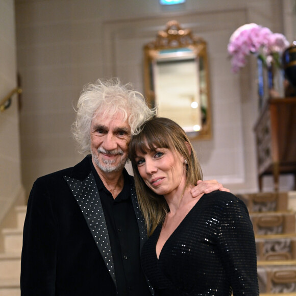 Louis Bertignac et sa femme Laetitia Brichet lors du photocall et du cocktail de la soirée des "Stéthos d'or 2023" à l'hôtel Four Seasons George V à Paris, France, le 27 mars 2023. © Bellak-Guirec/Bestimage 