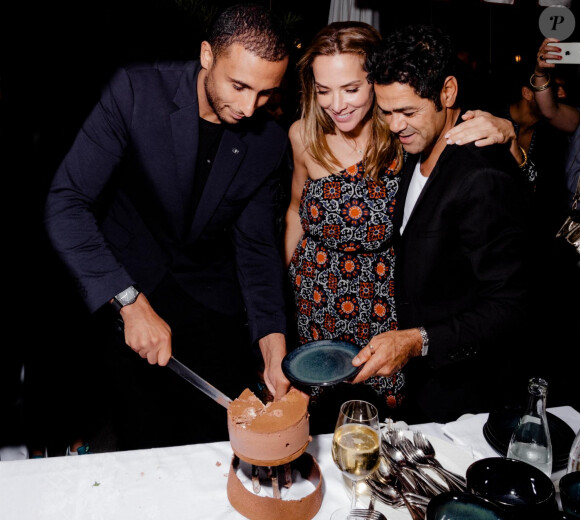 Une soirée à l'Institut du monde arabe qui a rassemblé une pluie de stars.
Exclusif - Le pâtissier Yazid Ichemrahen, Jamel Debbouze et sa femme Mélissa Theuriau - Les célébrités fêtent le 48ème anniversaire de J.Debbouze dans le restaurant "Dar Mima", créé par Laurent de Gourcuff et J.Debbouze, en hommage à la mère de ce dernier, Fatima. Sur le toit de l'Institut du monde arabe à Paris, l'acteur a partagé son gâteau d'anniversaire avec sa femme, M.Theuriau, et ses amis, dont l'équipe du "Jamel Comedy Club", le 18 juin 2023. Oeuvre du pâtissier Yazid Ichemrahen, champion du monde de pâtisserie 2014, le gâteau était composé d'un biscuit Brownie, de croustillant amande, de fleur de sel, de mousse au chocolat pur du Venezuela (62%), de crème et de passion du Cameroun. Le film "A la belle étoile", sorti en salles le 22 février 2023 et co-produit par J.Debbouze, s'inspire de la vie de Yazid Ichemrahen.  No web pour la Belgique et la Suisse