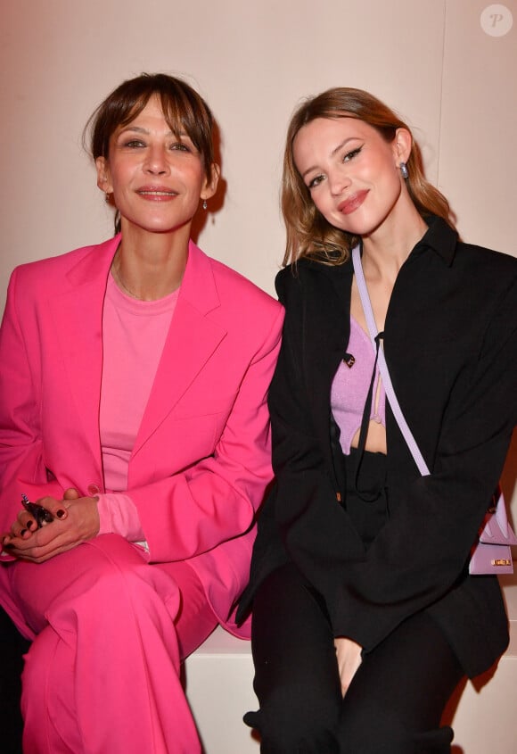 Sophie Marceau et Angele - Photocall en front row du défilé "Le Raphia" de la maison Jacquemus au Bourget le 12 décembre 2022. © Veeren / Clovis / Bestimage 