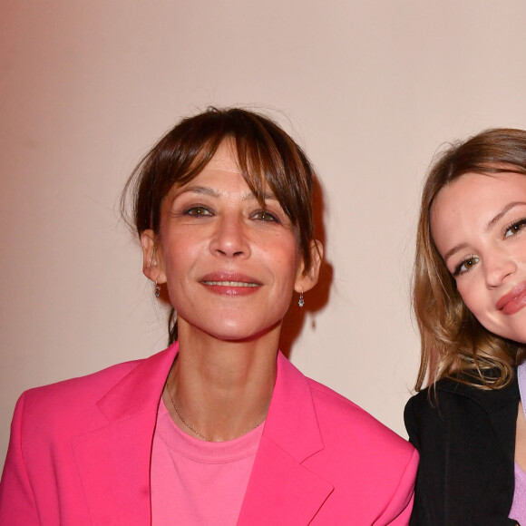 Sophie Marceau et Angele - Photocall en front row du défilé "Le Raphia" de la maison Jacquemus au Bourget le 12 décembre 2022. © Veeren / Clovis / Bestimage 