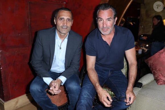 Exclusif - David Setrouk et Jean Dujardin lors du vernissage de l'exposition du photographe de plateau Christophe Brachet 'Les Coulisses du Cinema' organisé par Five Eyes Production au Buddha Bar à Paris, France le 19 juin 2023.