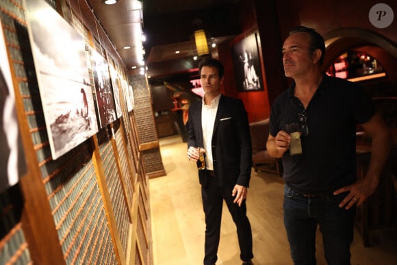 Exclusif - Jean Dujardin et Christophe Brachet lors du vernissage de l'exposition du photographe de plateau Christophe Brachet 'Les Coulisses du Cinema' organisé par Five Eyes Production au Buddha Bar à Paris, France le 19 juin 2023.