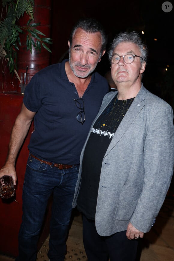 Exclusif - Jean Dujardin et Dominique Besnehard lors du vernissage de l'exposition du photographe de plateau Christophe Brachet 'Les Coulisses du Cinema' organisé par Five Eyes Production au Buddha Bar à Paris, France le 19 juin 2023.