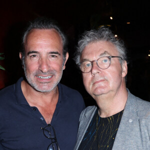 Exclusif - Jean Dujardin et Dominique Besnehard lors du vernissage de l'exposition du photographe de plateau Christophe Brachet 'Les Coulisses du Cinema' organisé par Five Eyes Production au Buddha Bar à Paris, France le 19 juin 2023.