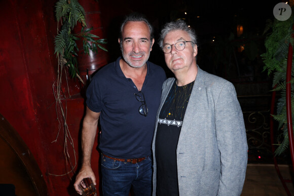 Exclusif - Jean Dujardin et Dominique Besnehard lors du vernissage de l'exposition du photographe de plateau Christophe Brachet 'Les Coulisses du Cinema' organisé par Five Eyes Production au Buddha Bar à Paris, France le 19 juin 2023.