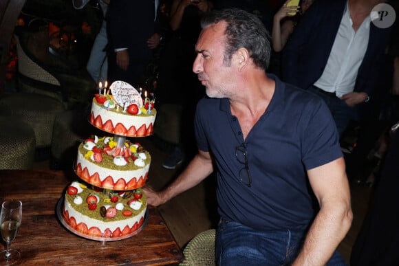 Exclusif - Anniversaire surprise de Jean Dujardin lors du vernissage de l'exposition du photographe de plateau Christophe Brachet 'Les Coulisses du Cinema' organisé par Five Eyes Production au Buddha Bar à Paris, France le 19 juin 2023.