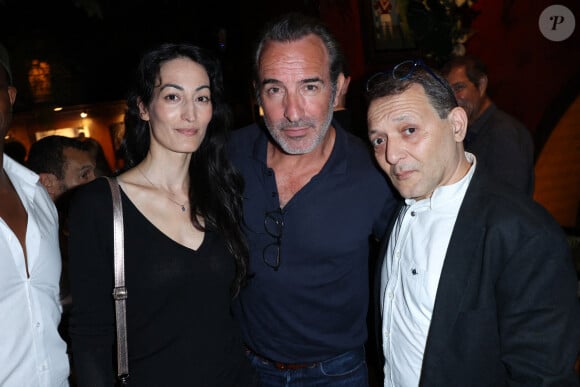 Exclusif - Laetitia Eido, Jean Dujardin et Arsene Mosca lors du vernissage de l'exposition du photographe de plateau Christophe Brachet 'Les Coulisses du Cinema' organisé par Five Eyes Production au Buddha Bar à Paris, France le 19 juin 2023.