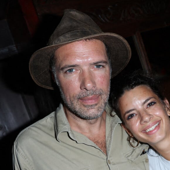 Un évènement grandiose dont Jean Dujardin devrait se souvenir
Exclusif - Nicolas Bedos et Linda Cormier lors du vernissage de l'exposition du photographe de plateau Christophe Brachet 'Les Coulisses du Cinema' organisé par Five Eyes Production au Buddha Bar à Paris, France le 19 juin 2023. 